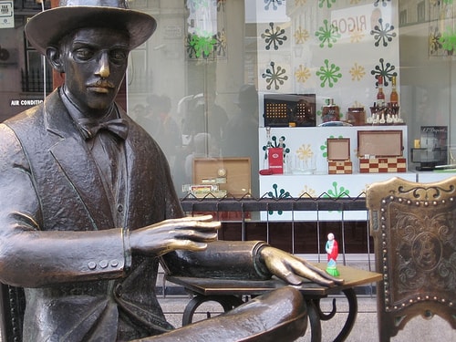 Statue du poète Pessoa dans le quartier du Chiado, visite de Lisbonne