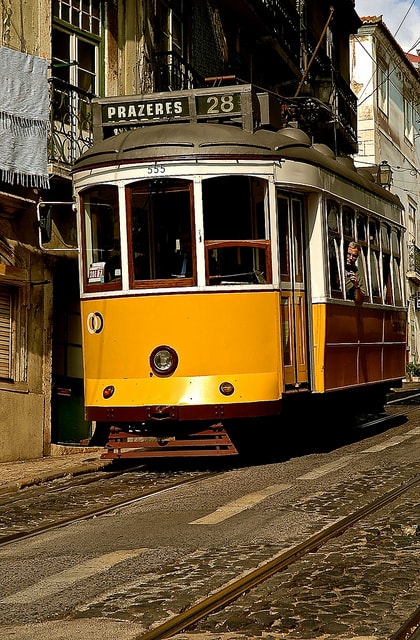Tramway sinuant dans le rues de Lisbonne. Visite de Lisbonne