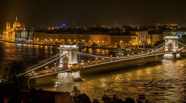 Vue sur le Chain Bridge de Budapest lors d'un enterrement de vie de garçon