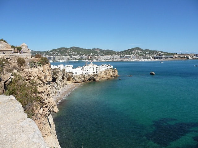 Vue de la ville d'Ibiza depuis les hauteurs. Destination pour un enterrement de vie de garçon