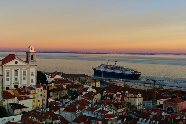 Vue du quartier de l'Alfama lors d'un enterrement de vie de garçon à Lisbonne