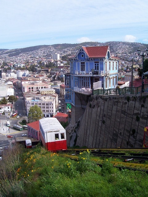 Funiculaire montant vers les collines lors d'une visite de Valparaiso