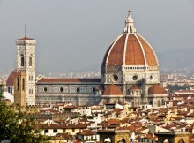 Vue sur le Duomo où la Cathédrale Santa Maria Del Fiore et son campanile lors d'une visite à Florence