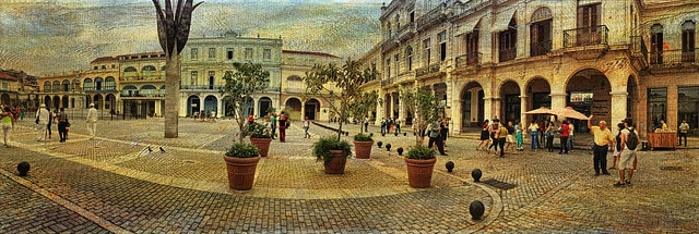 Plaza Vieja jouxtant le vieux quartier de La Havane