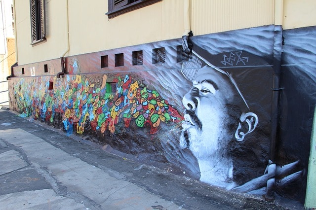 Street art dans une rue de Valparaiso