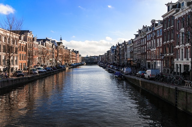 Vue sur l'Amstel d'Amsterdam lors d'un weekend.