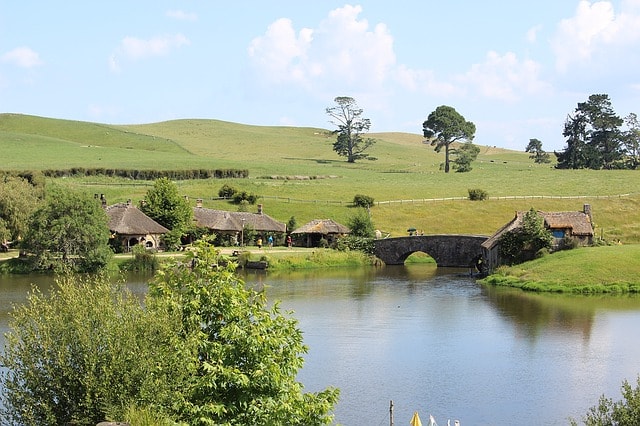 Hobbiton, représentant la comté du Seigneur des Anneaux. Située à Matama en Nouvelle-Zélande