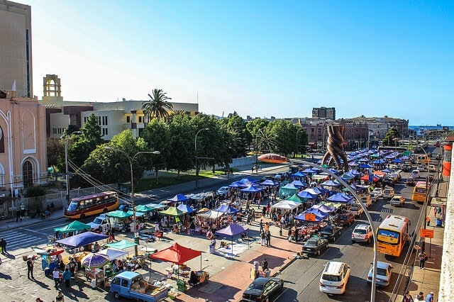 Feria de Artisana près du port de Valparaiso lors d'une visite de la ville