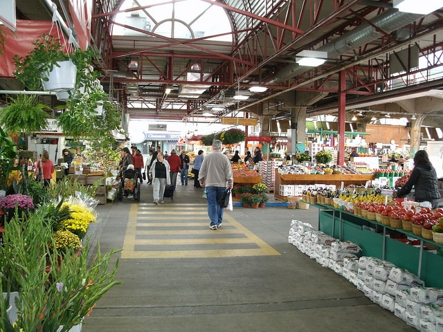 Vue sur le marché à ciel ouvert Jean-Talon de Montréal