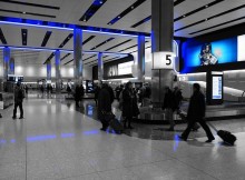 Vue d'un carrousel de récupération de bagage à l'aéroport de Londres, illustrant la perte et la détérioration de bagage