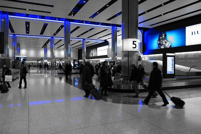Vue d'un carrousel de récupération de bagage à l'aéroport de Londres, illustrant la perte et la détérioration de bagage