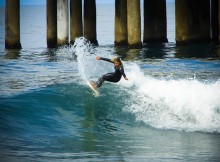 Surfeuse surfant sur les vagues de la plage Manhattan à Los Angeles