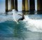 Surfeuse surfant sur les vagues de la plage Manhattan à Los Angeles