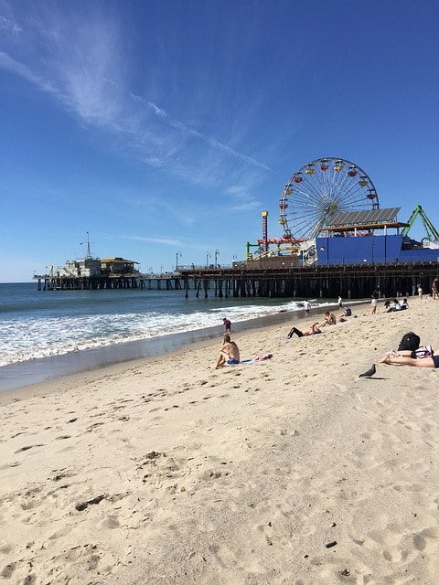 Vue sur la plage Santa Monica à Los Angeles, un bon spot pour surfer