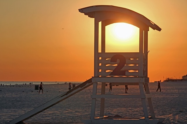Couché de soleil sur la plage Venice à Los Angeles, bon spot pour surfer