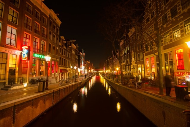 Vue du quartier rouge depuis un canal lors d'une visite d'Amsterdam