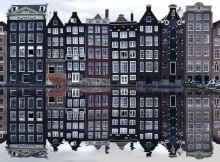 Vue des maisons bordant le fleuve Amstel lors d'un weekend à Amsterdam