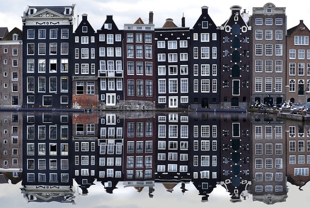 Vue des maisons bordant le fleuve Amstel lors d'un weekend à Amsterdam