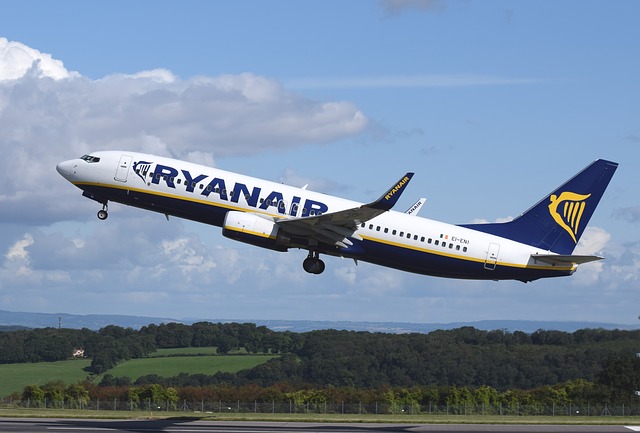 Avion décollant de la compagnie aérienne Ryanair.