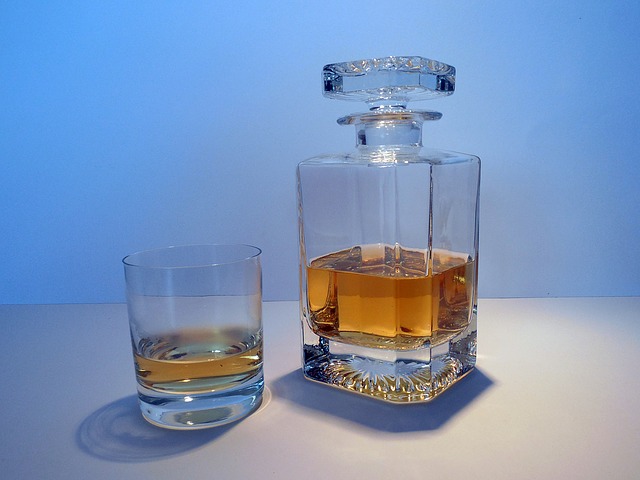 Un verre et une bouteille d'alcool en cristal.