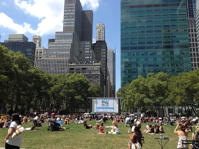 Personnes picniquant sur l'herbe dans Bryant Park à New York.