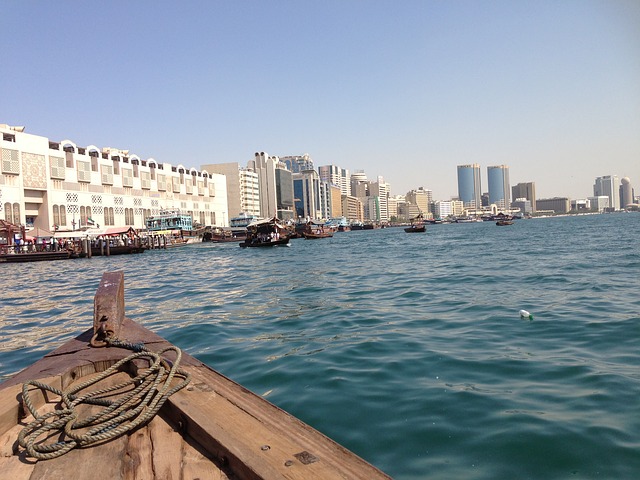 Balade en bateau sur la crique de Dubaï.