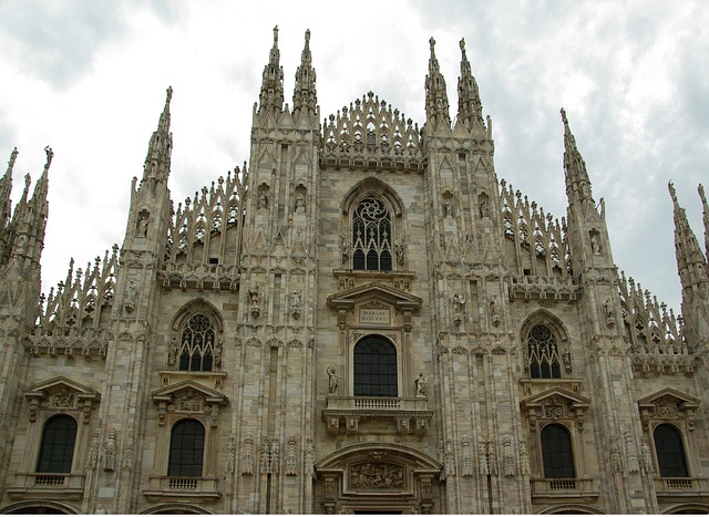 La façade de la cathédrale Duomo à Milan.