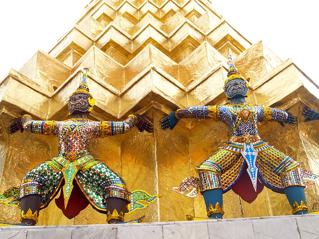 Sculptures ornant les temples à Bangkok.