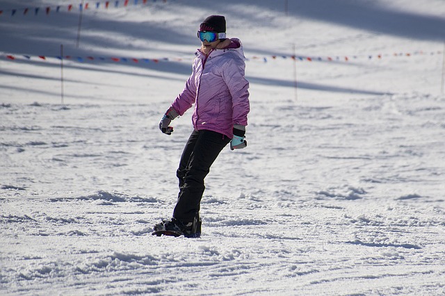 Session de ski d'une jeune femme, l'une des activités excentriques à Dubaï.