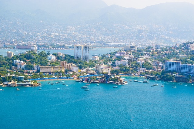 Vue d'ensemble sur la ville d'Acapulco et la mer turquoise qui l'entoure.