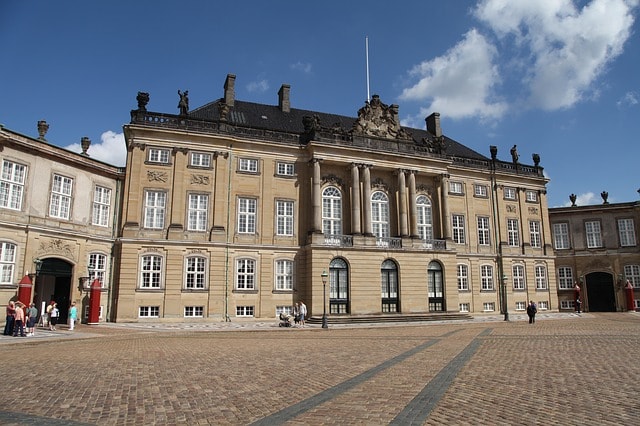 L'imposant palais Amalienborg dans la ville de Copenhague.