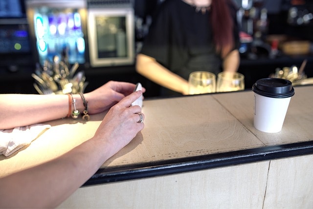 A Madrid, on se retrouve dans les bars pour boire un coup et discuter.