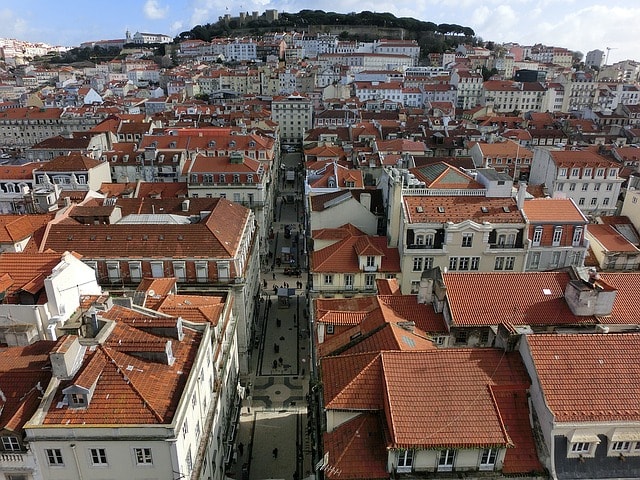 Le quartier d'Alfama avec ses maisons à toiture rouge et ses ruelles piétonnes en pavé.