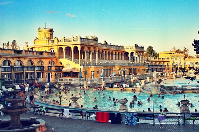 Gens se baignant dans les bassins extérieurs des bains Széchenyi.