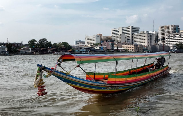 Bateau pour balade sur le Chao Praya à Bangkok