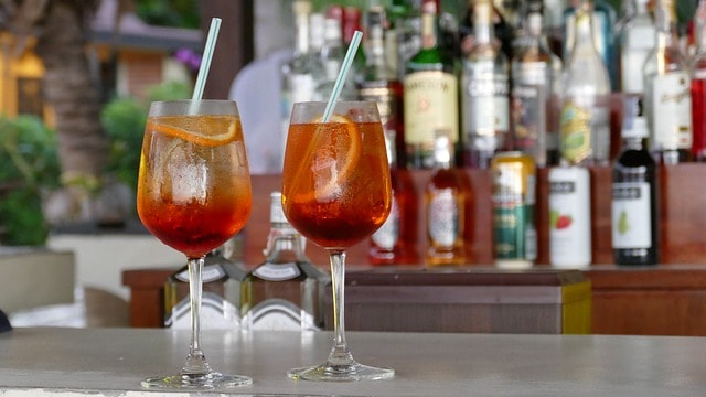 Deux verres de cocktail dans un bar.