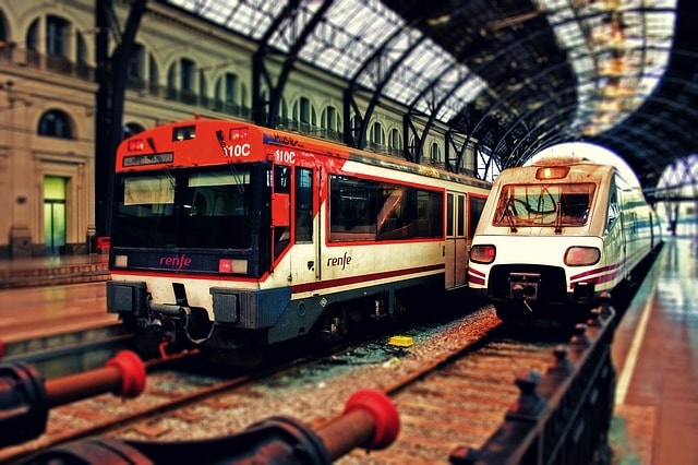Train et métro dans une gare à Barcelone.