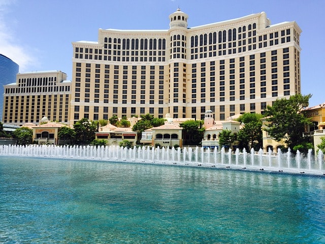 Bellagio, un imposant bâtiment et son lac artificiel avec jets d'eau.