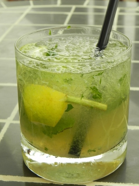 Verre de mojito à la menthe et au citron vert.