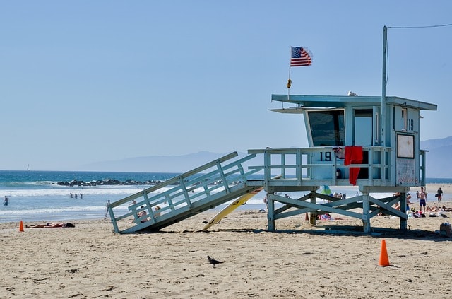 Belle plage de sable fin avec une cabine et la mer à Los Angeles.