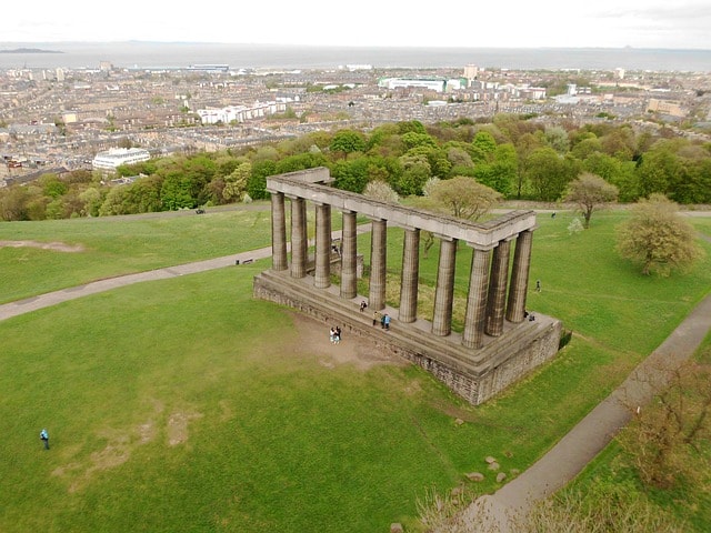 Le National Monument trônant sur Calton Hill à Edimbourg.