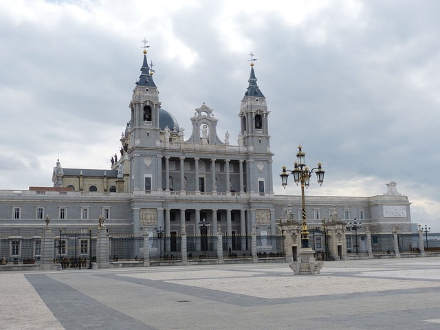 En face du Palais Royal se dresse la cathédrale de Madrid.