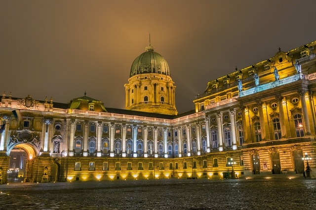 Le château de Buda en soirée à Budapest.