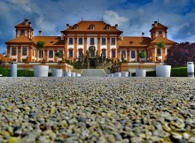 Le château de Prague, un bâtiment historique haut en couleurs.