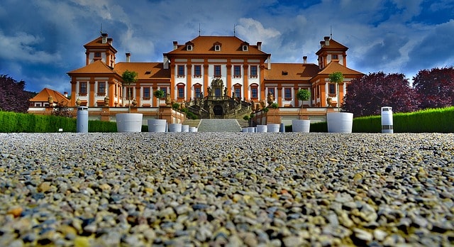 Le château de Prague, un bâtiment historique haut en couleurs.