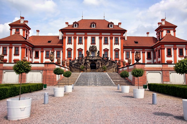 Le magnifique château de Prague rouge, monument historique.