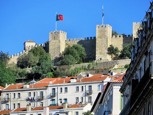 Le château Saint-Georges de Lisbonne avec son drapeau.