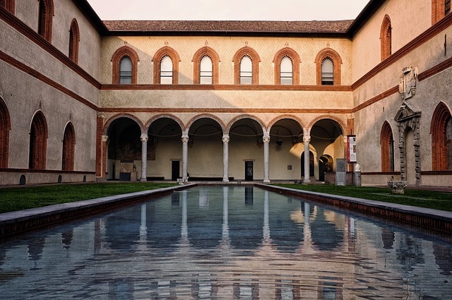 Le château Sforzesco et son grand bassin à Milan. 