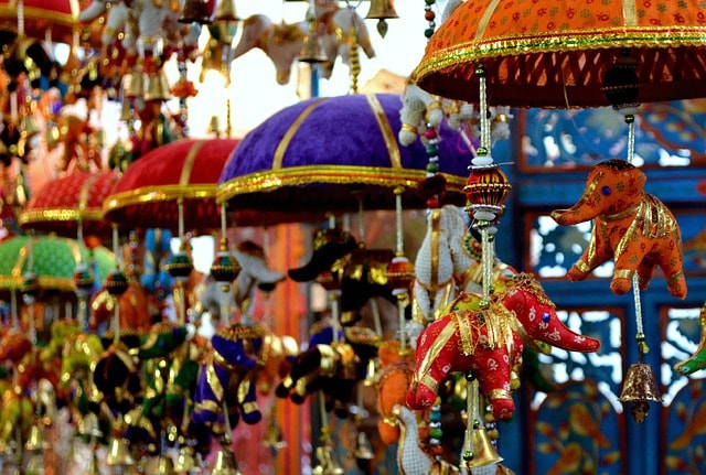 Babioles colorées au Chinatown de la ville de Singapour.