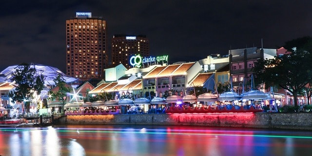 Le très animé et très coloré auartier du Clarke Quay situé au bord de l'eau à Singapour.